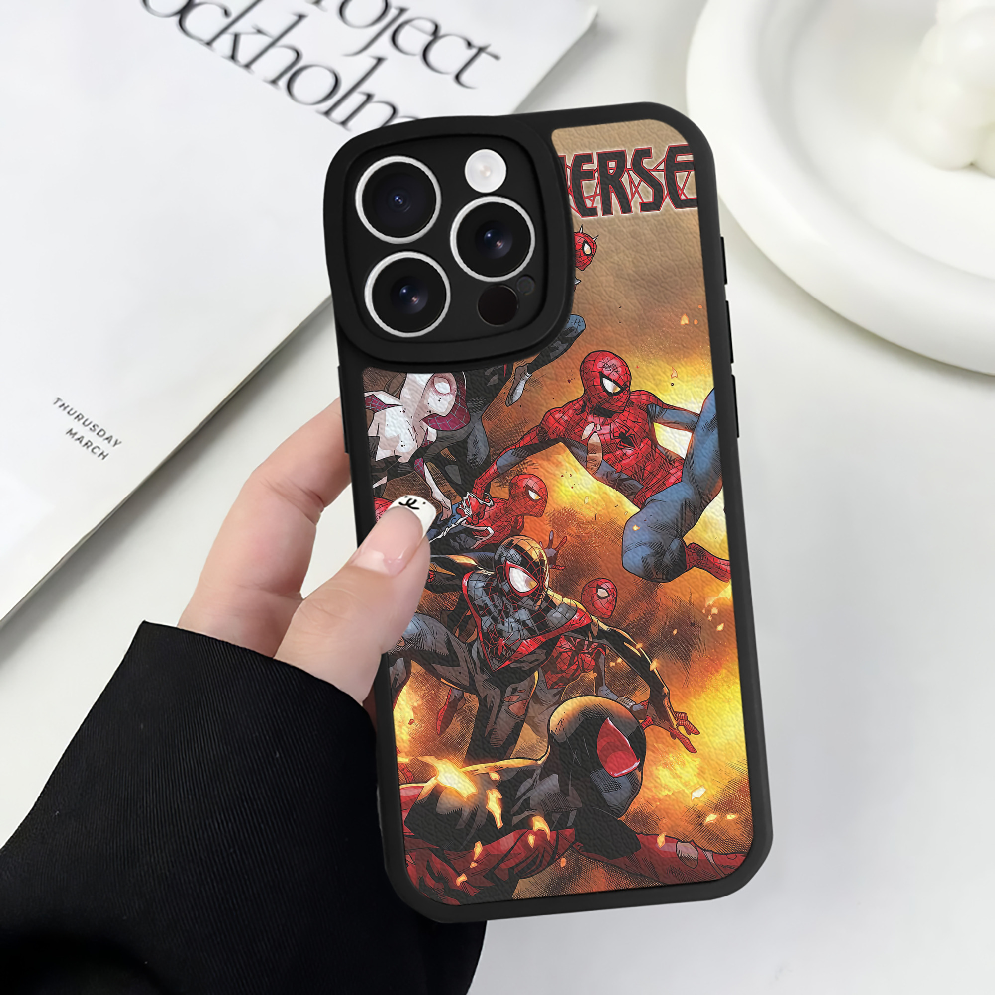 Spider Man スパイダーマン 【iPhone 16シリーズ対応】シリコンスマホケース（レザー調） 材質：シリコン
